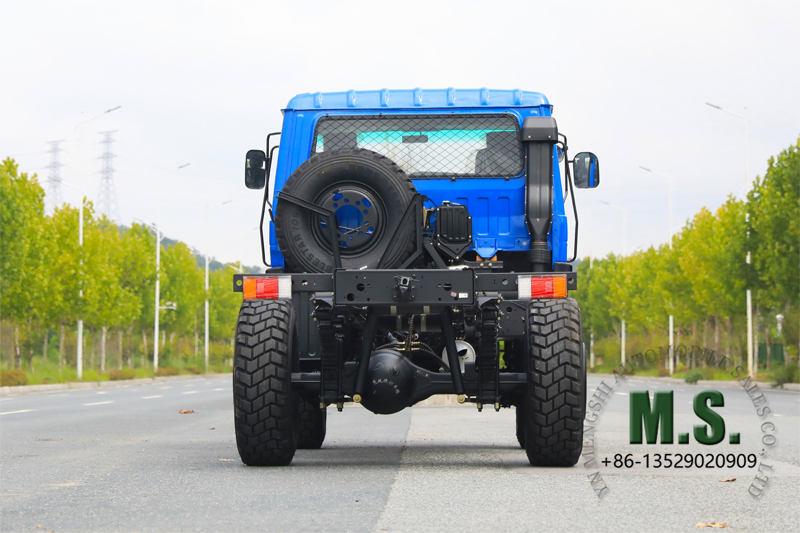 un camión chino con motor Cummins de 170 caballos de fuerza, modelo militar,