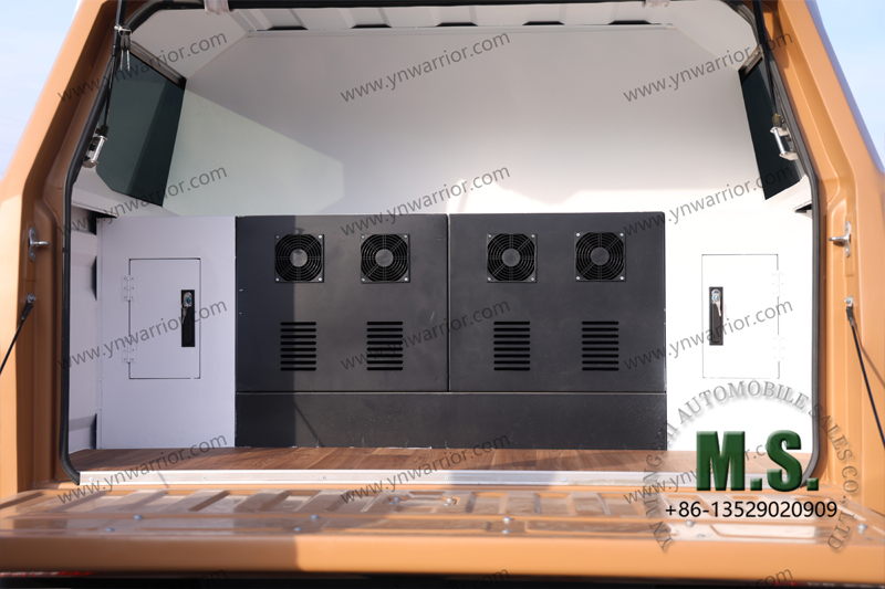 Interior de caja de carga de un 4x4 chino modificado de alta gama euro-6 con suspensión independiente de doble horquilla