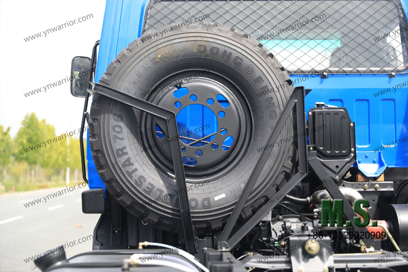 llanta de repuesto detrás de la cabina Cabina de camión chino Dongfeng