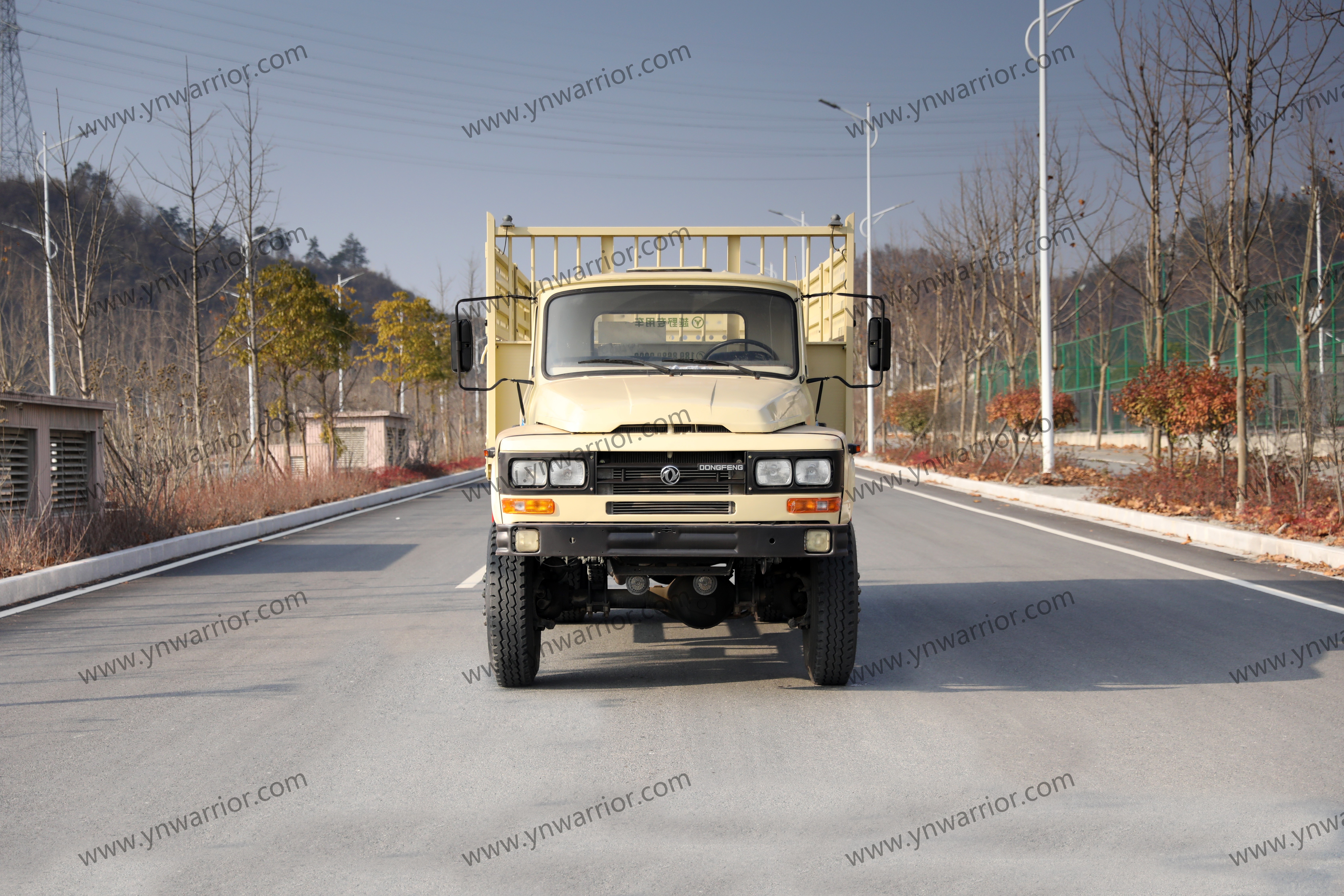 Dongfeng 4x4 Camión fuera de carretera cabina de nariz larga 