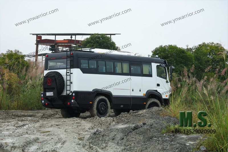 Dongfeng Autobús todoterreno 4x4 conduciendo en cantera 