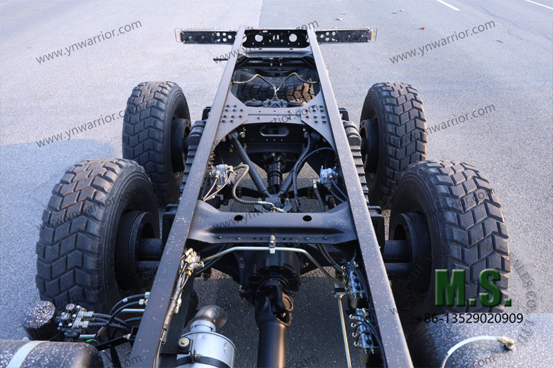 Chasis de cami&oacute;n Dongfeng 6x6 de punta larga con detalles del chasis de la 