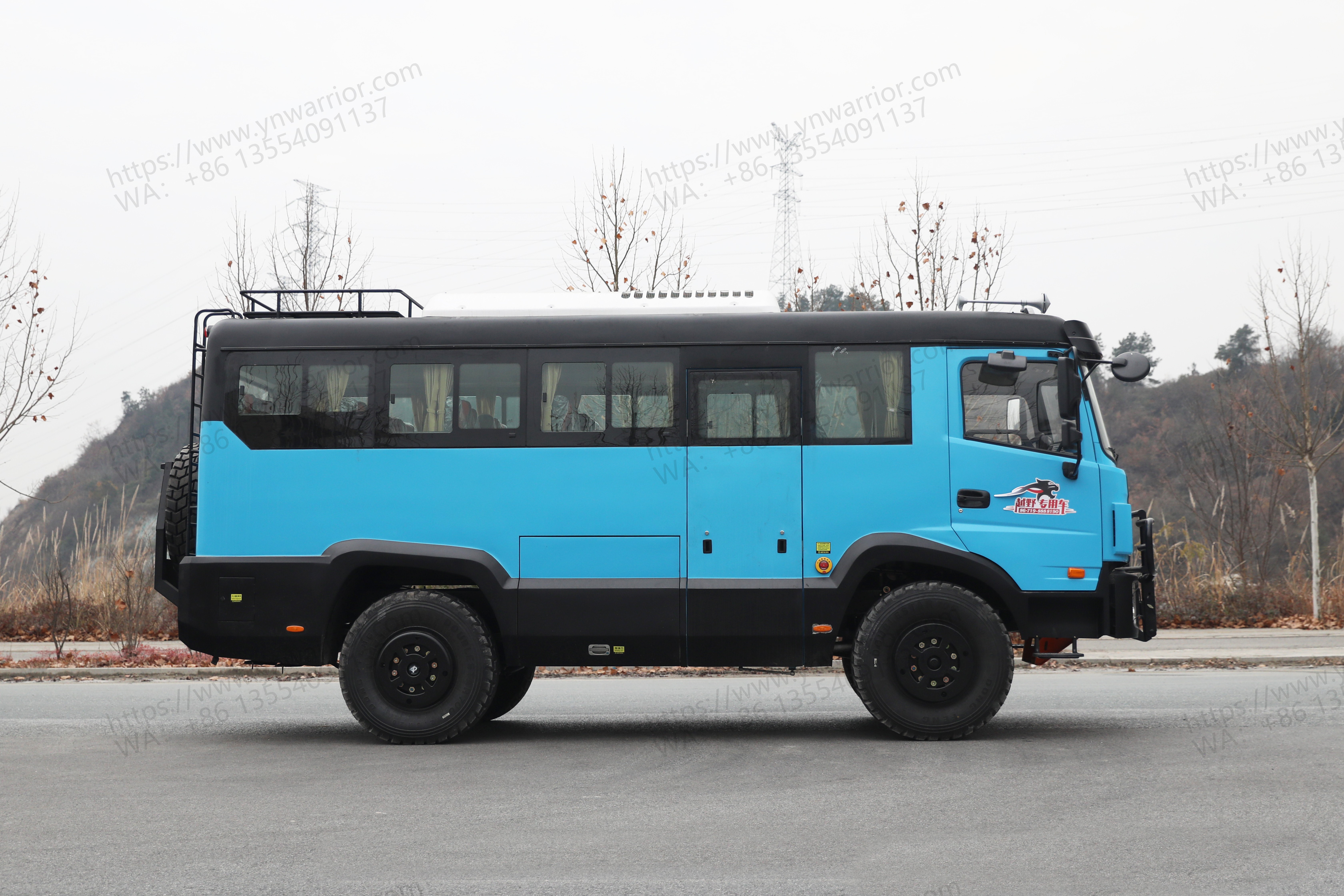 Dongfeng de autobús todoterreno lado del 