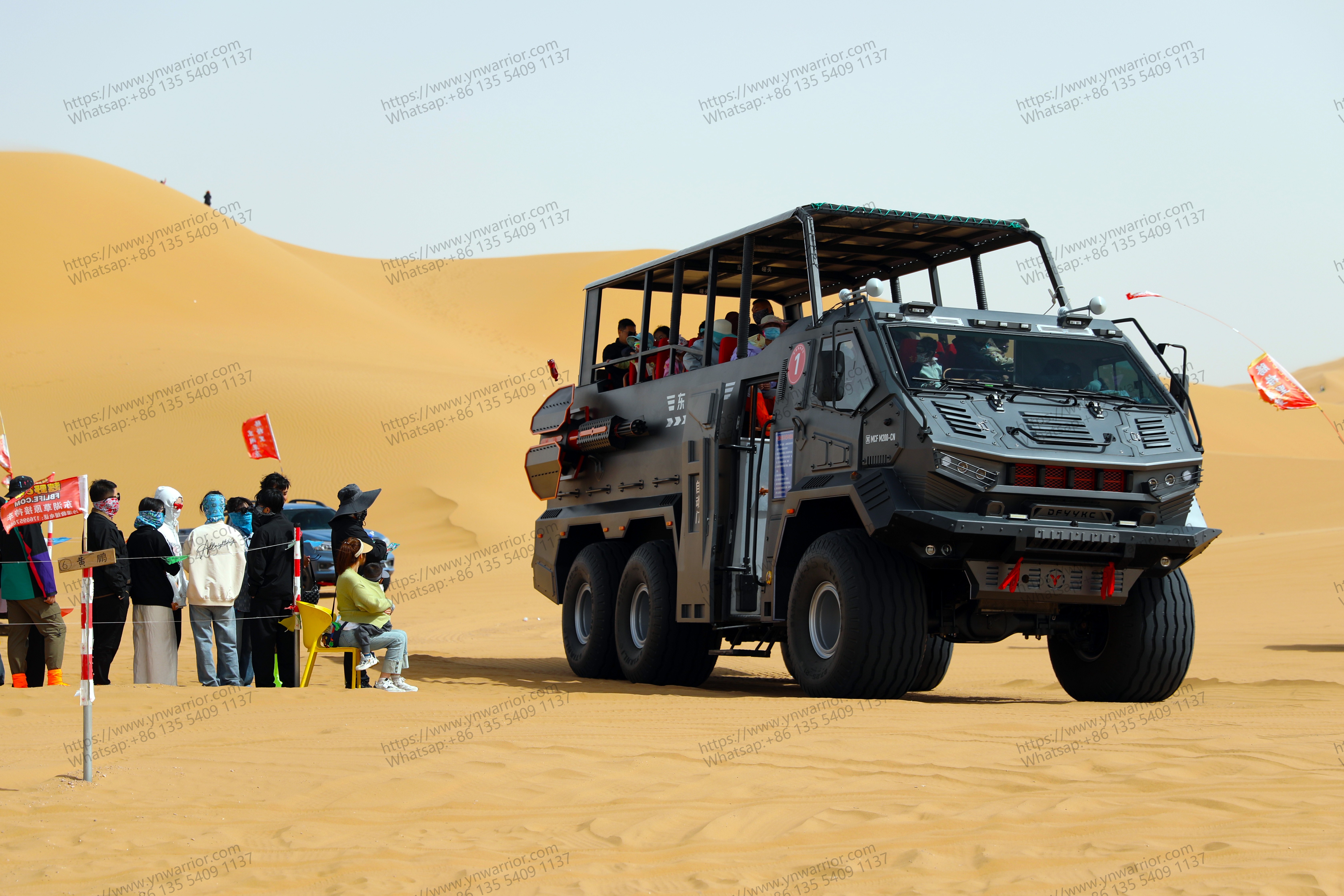 ¿Adivina cómo nuestro cliente se beneficia de nuestro único autobús Desert Cruiser? Imágenes de la vida real de autobús del desierto en el área de turismo
