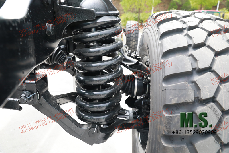 double wishbone setup for the independent suspension, Completo con absorbedores de choque hidráulicos y una barra estabilizadora de 