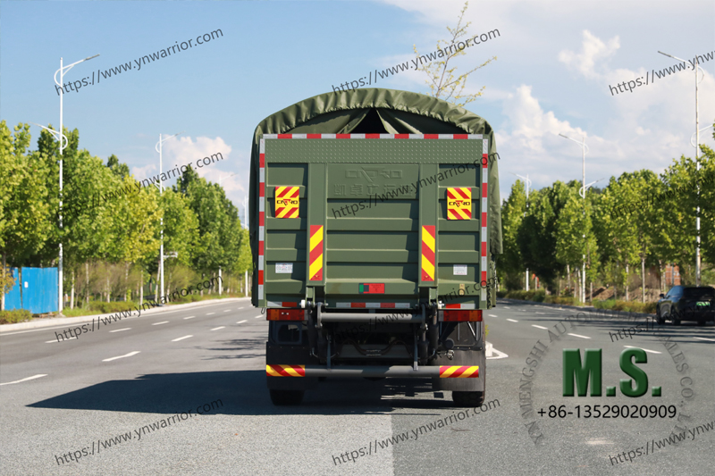 Perspectiva trasera de camión de servicio pesado de Dongfeng 4x4 CARGO DE CARGO Puerta hidráulica 