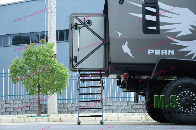 Escalera trasera plegable camión blindado 