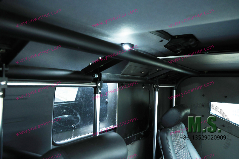 Ventanas y ventilación entre la cabina y la furgoneta trasera Baúl del transporte de soldados