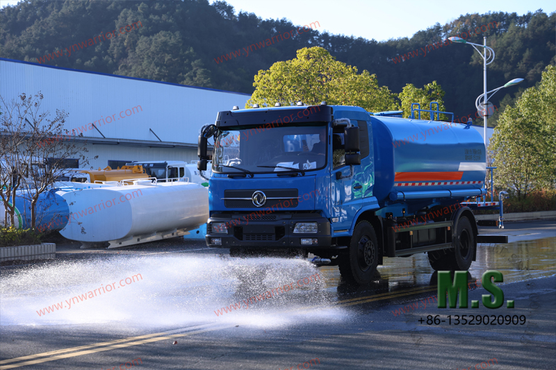 Dongfeng Camión aspersor de agua 4x2 barrido de riego en carretera 