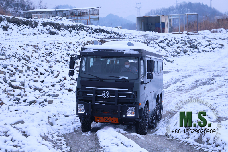 Dongfeng Autob&uacute;s todoterreno 6x6 subiendo una pendiente en terreno nevado 