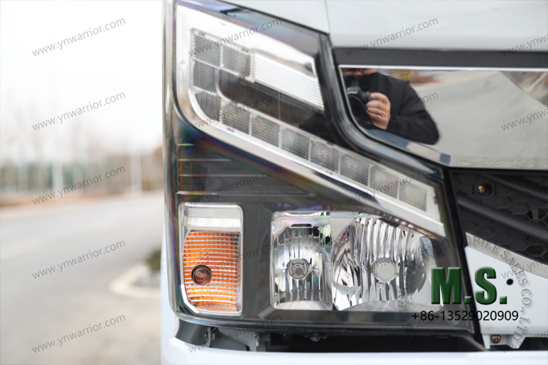 Dongfeng Chasis de cami&oacute;n con cabina moderna 4x4 con cabina de servicio mediano faro delantero de buen dise&ntilde;o 