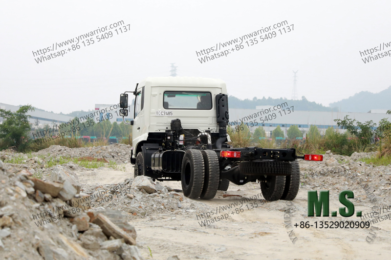 Dongfeng 4x4 con la basura de la lata 
