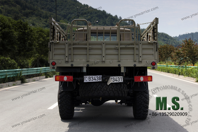 Camión militar chino con una cerca de la escalera 