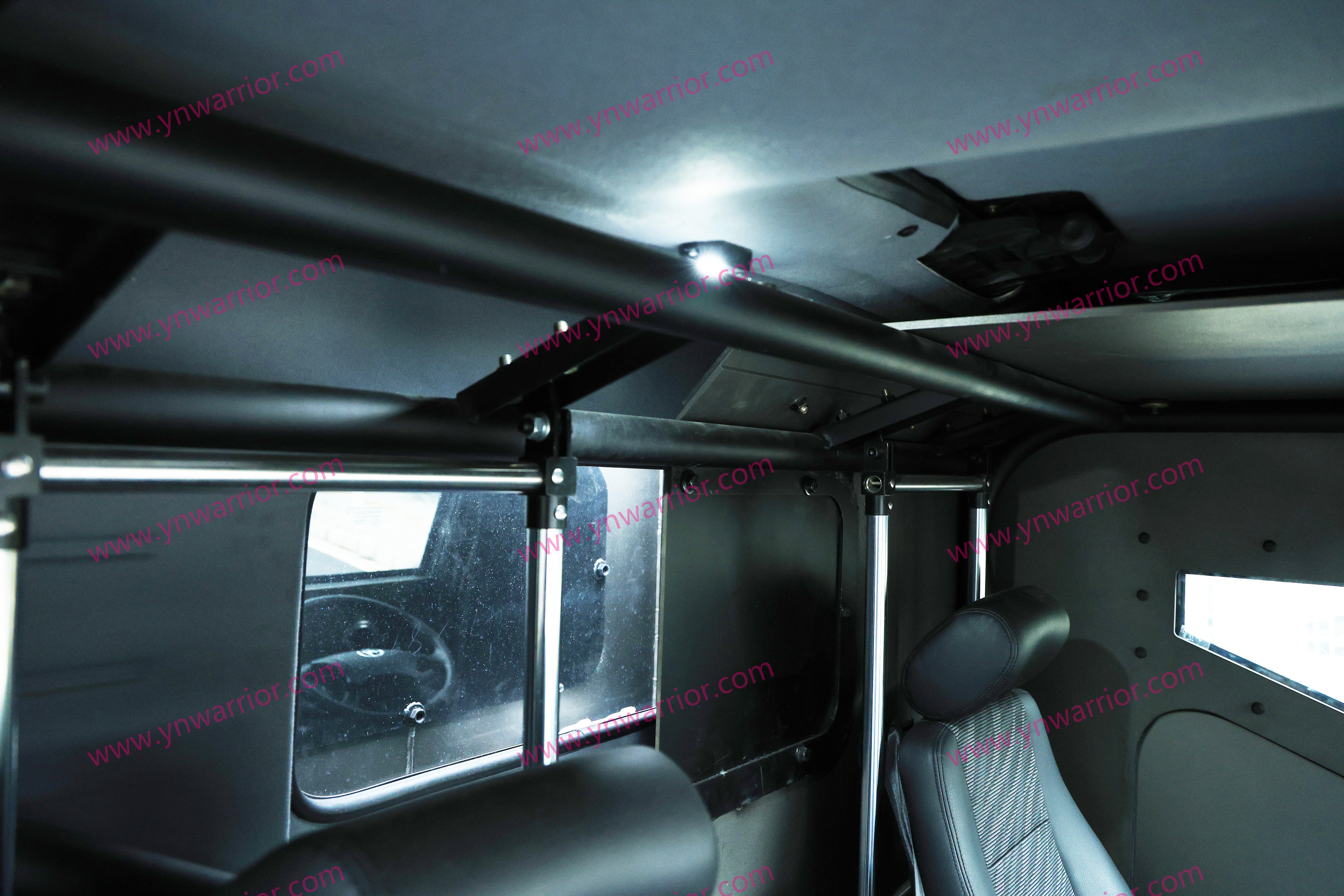 Ventanas y ventilación entre la cabina y la parte trasera del maletero del vehículo blindado