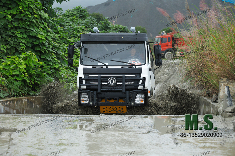 Dongfeng Autobús todoterreno 4x4 con motor Cummins de 190 caballos de fuerza 