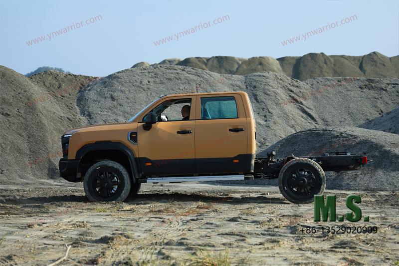 Dongfeng Mengshi MS600 perspectiva lateral en la naturaleza 