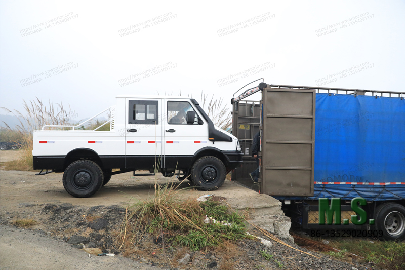 cargando los camiones pequeños iveco en 