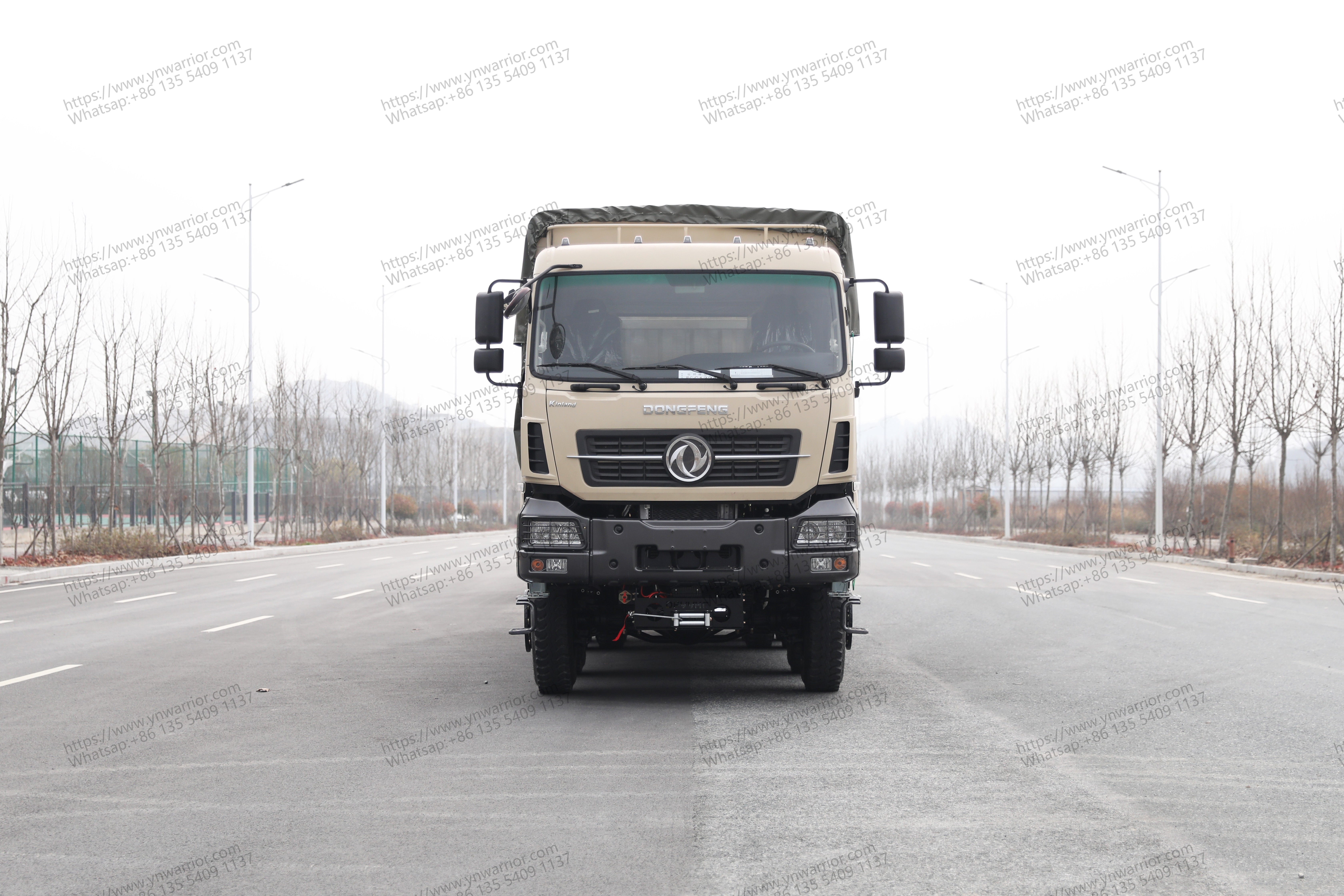 Dongfeng 8x8 Perspectiva de servicio pesado 