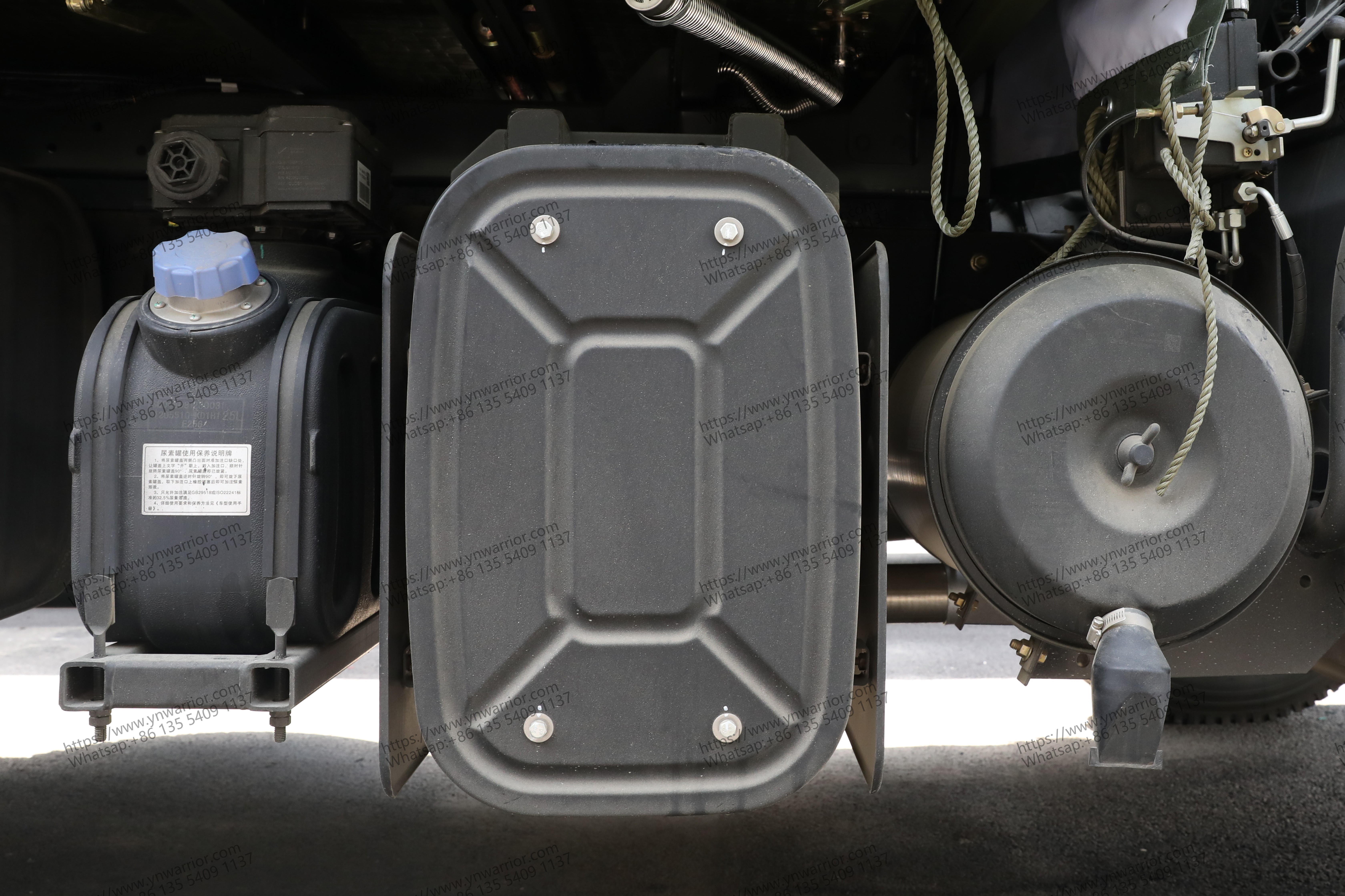 Dongfeng 4x4 Tropas de tropas con tanque de combustible de cannopy 