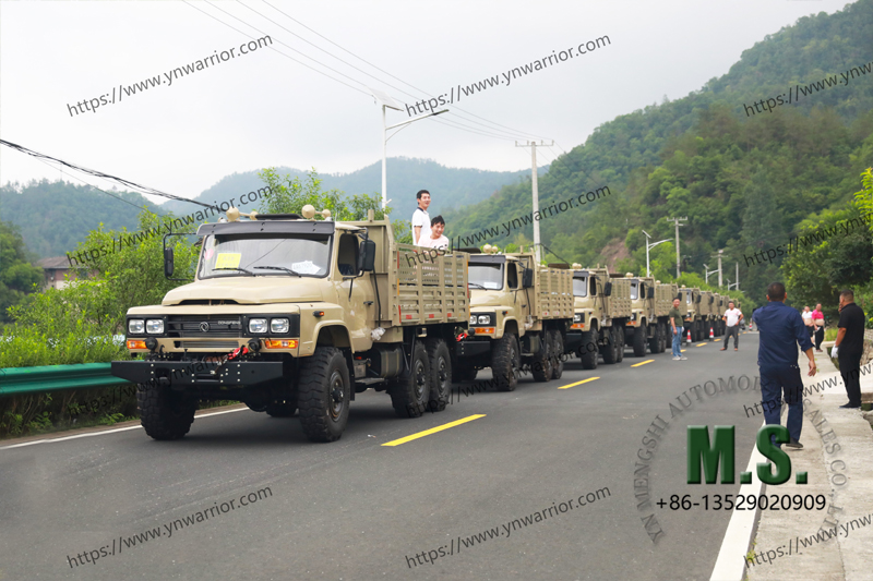 Dongfeng parada de camiones del ejército en la carretera de la aldea 