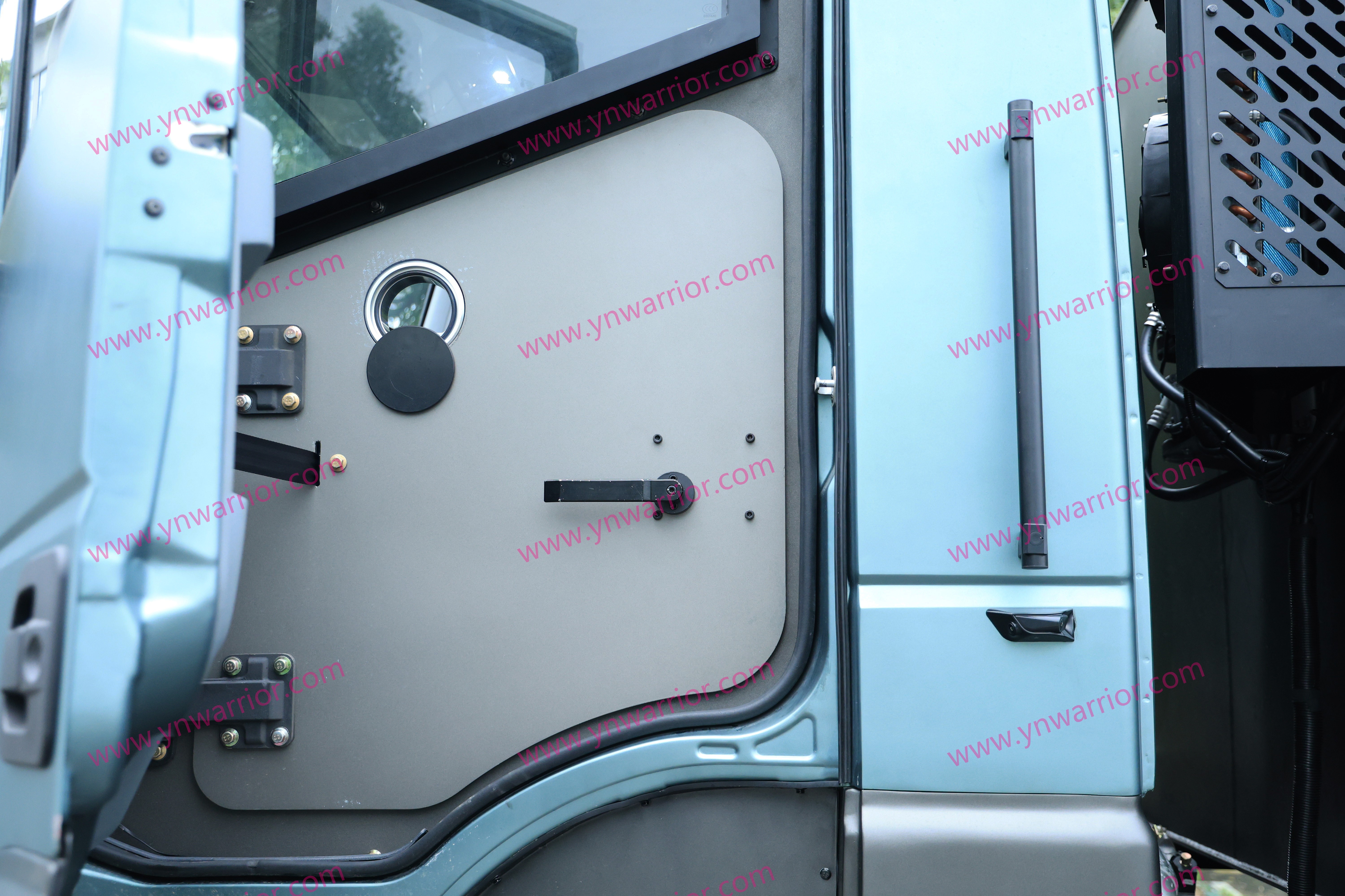 Orificio de disparo de la puerta de la cabina del vehículo blindado 