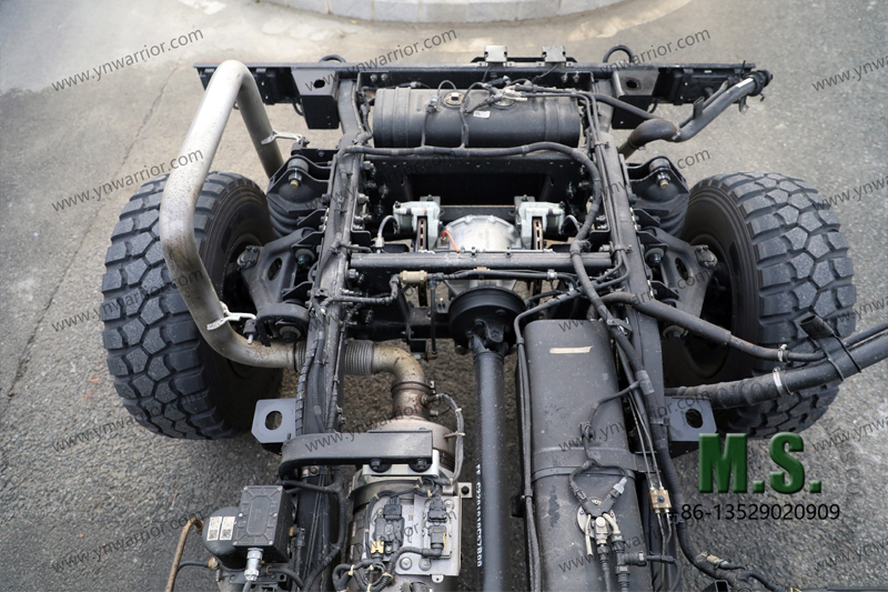 Dongfeng Chasis todoterreno Mengshi 4x4 con perspectiva trasera del chasis de la cabina 