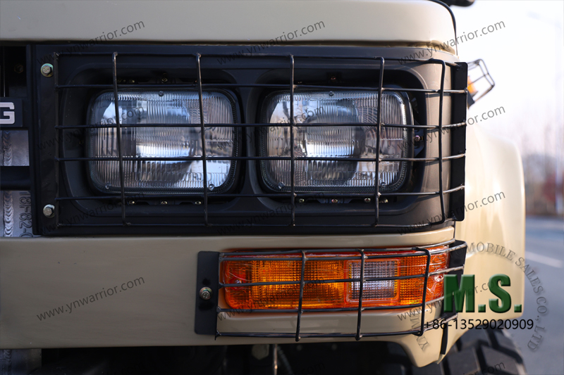 Chasis de cami&oacute;n Dongfeng 6x6 de punta larga con rejilla protectora de cabina que convierte la luz delantera 