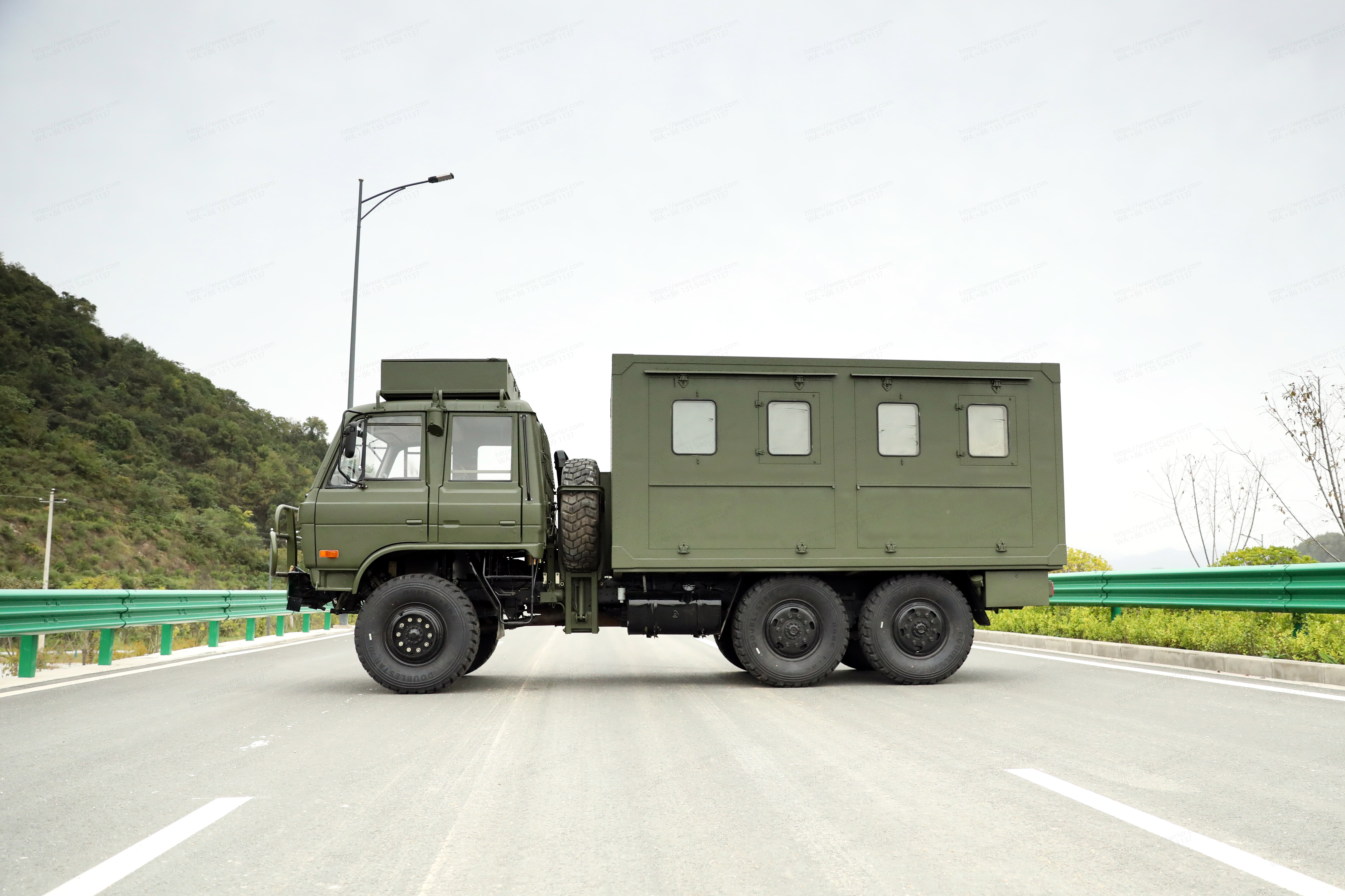 { [T0]} 6x6 Van de pasajero todoterreno en el camión 