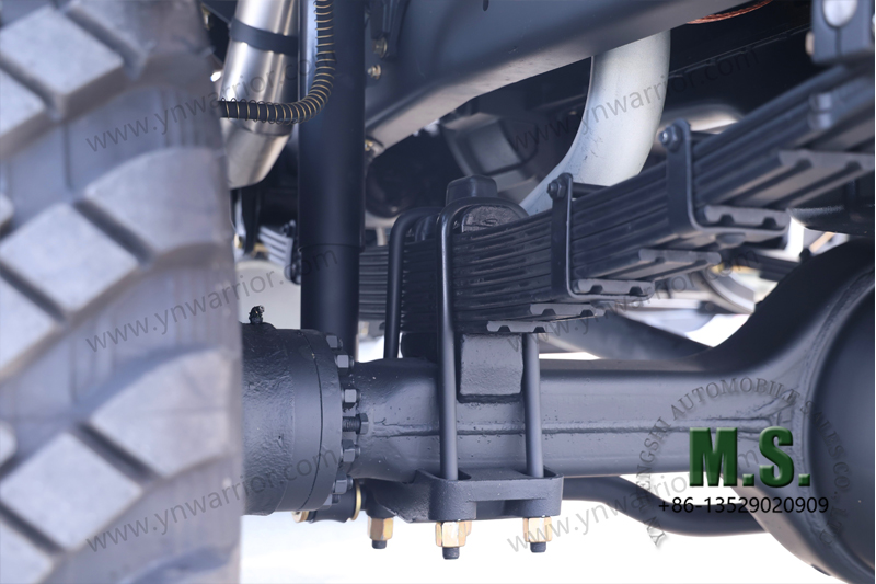 Dongfeng Cami&oacute;n todoterreno 6x6 de 11 toneladas con neum&aacute;tico trasero simple suspensi&oacute;n delantera eje r&iacute;gido en perspectiva 