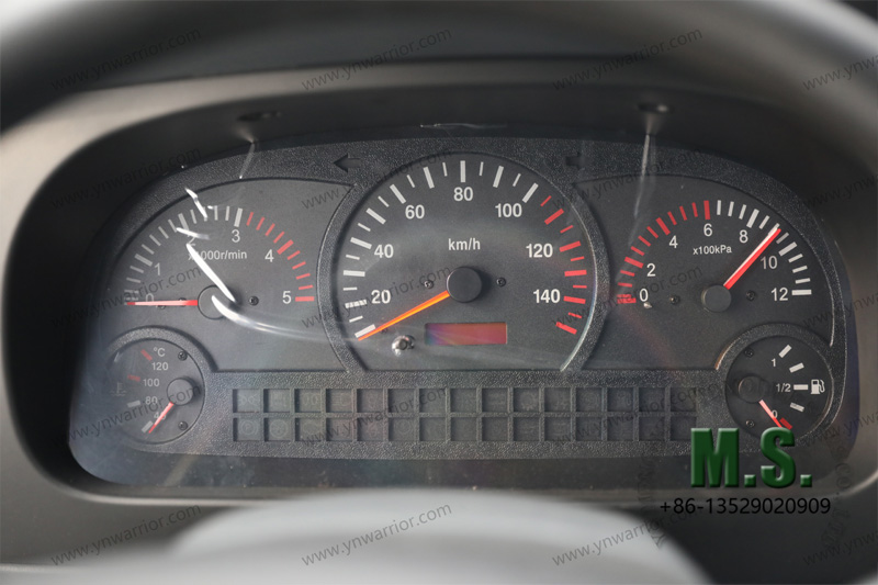 Dongfeng Chasis de cami&oacute;n con cabina moderna 4x4 con cabina panel de instrumentos de servicio mediano 