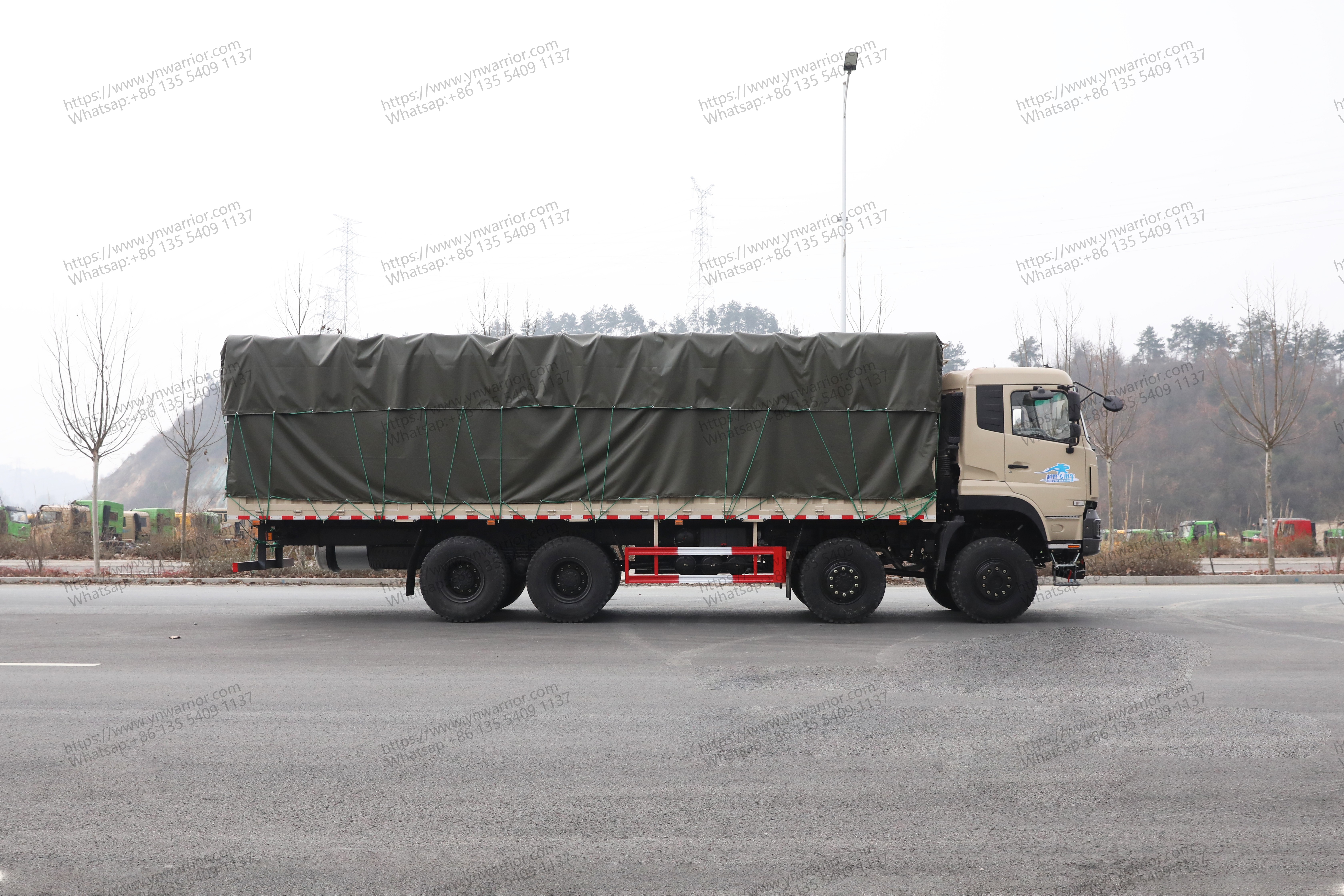 Dongfeng 8x8 Perspectiva del lado del camión de servicio pesado 