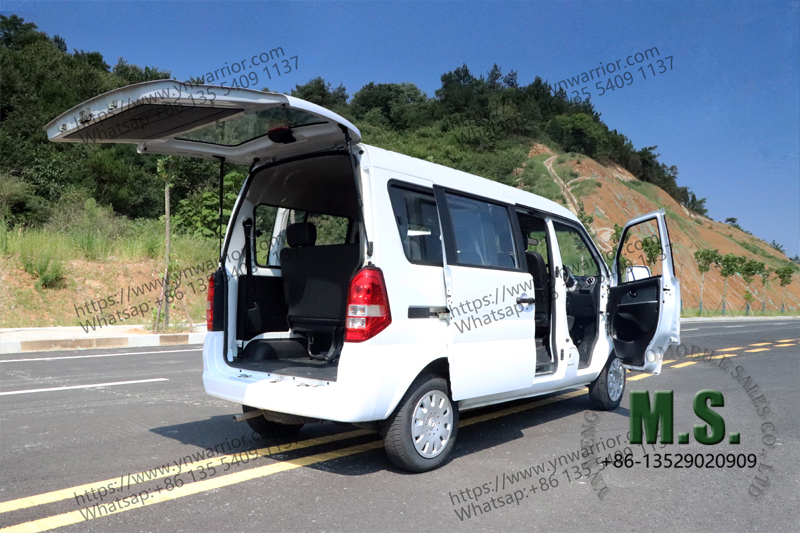 camioneta de pasajero con puerta abierta con puerta trasera 