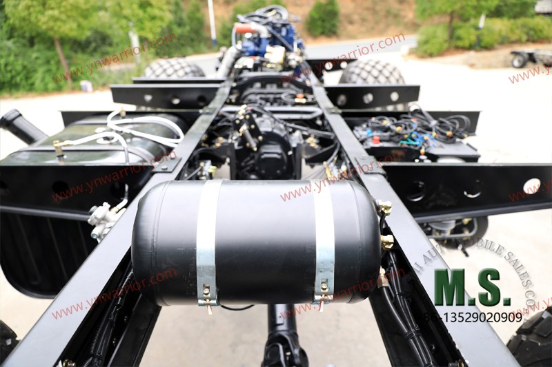 detalles y cilindro de aire del chasis rodante masivo todoterreno 6x6 