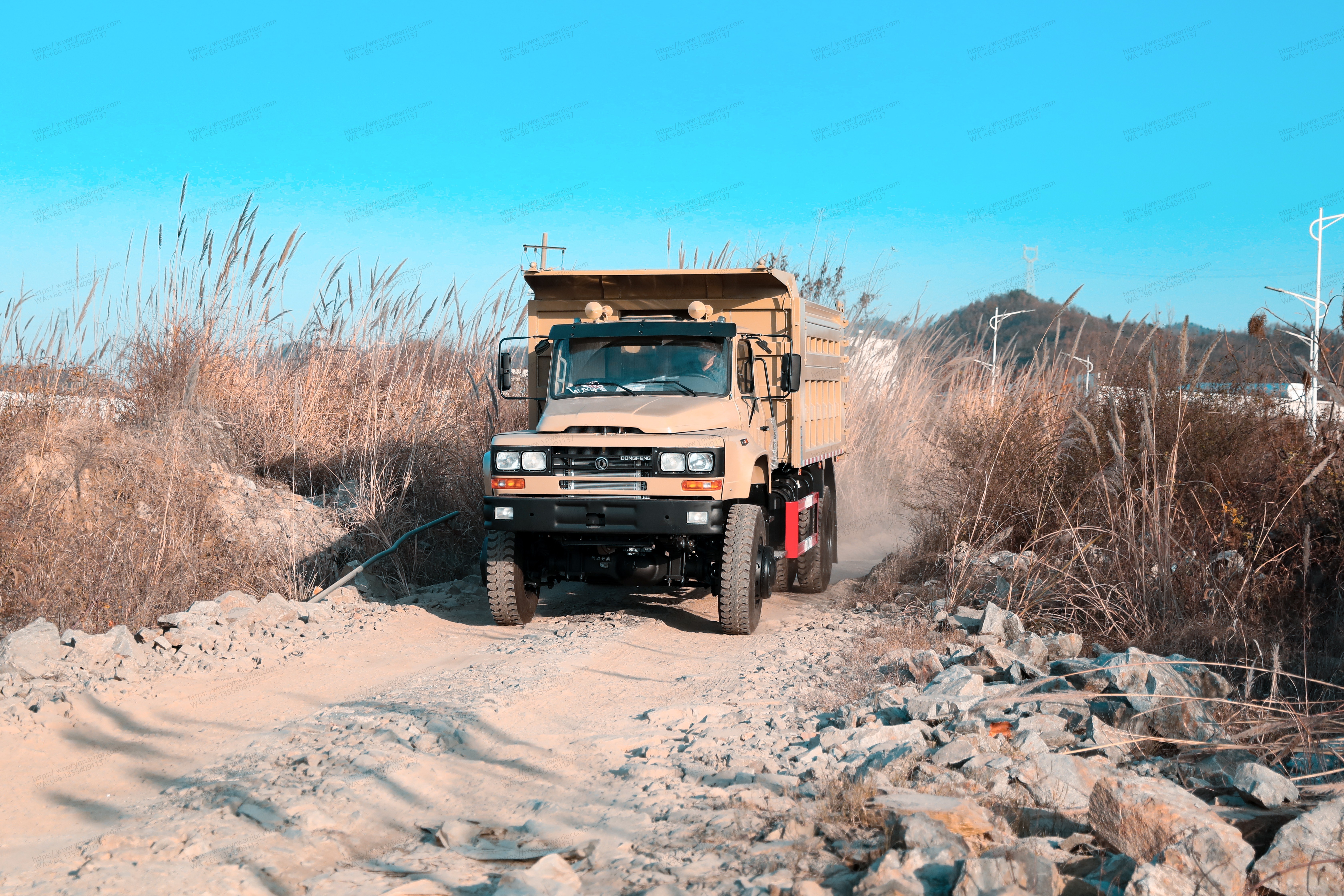 Dongfeng de cuatro ruedas camión volcado fuera de carretera 