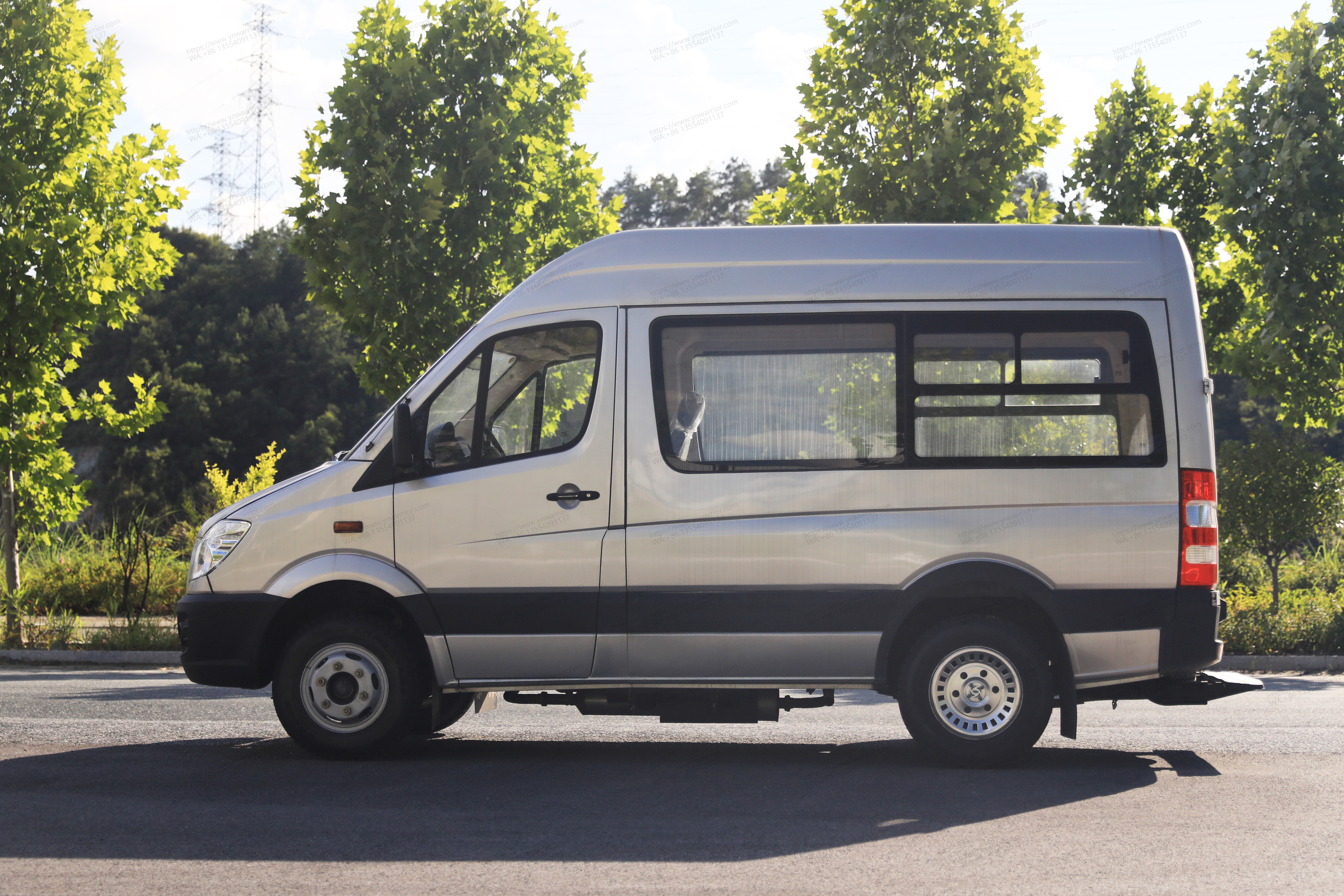 China Dongfeng minivan 