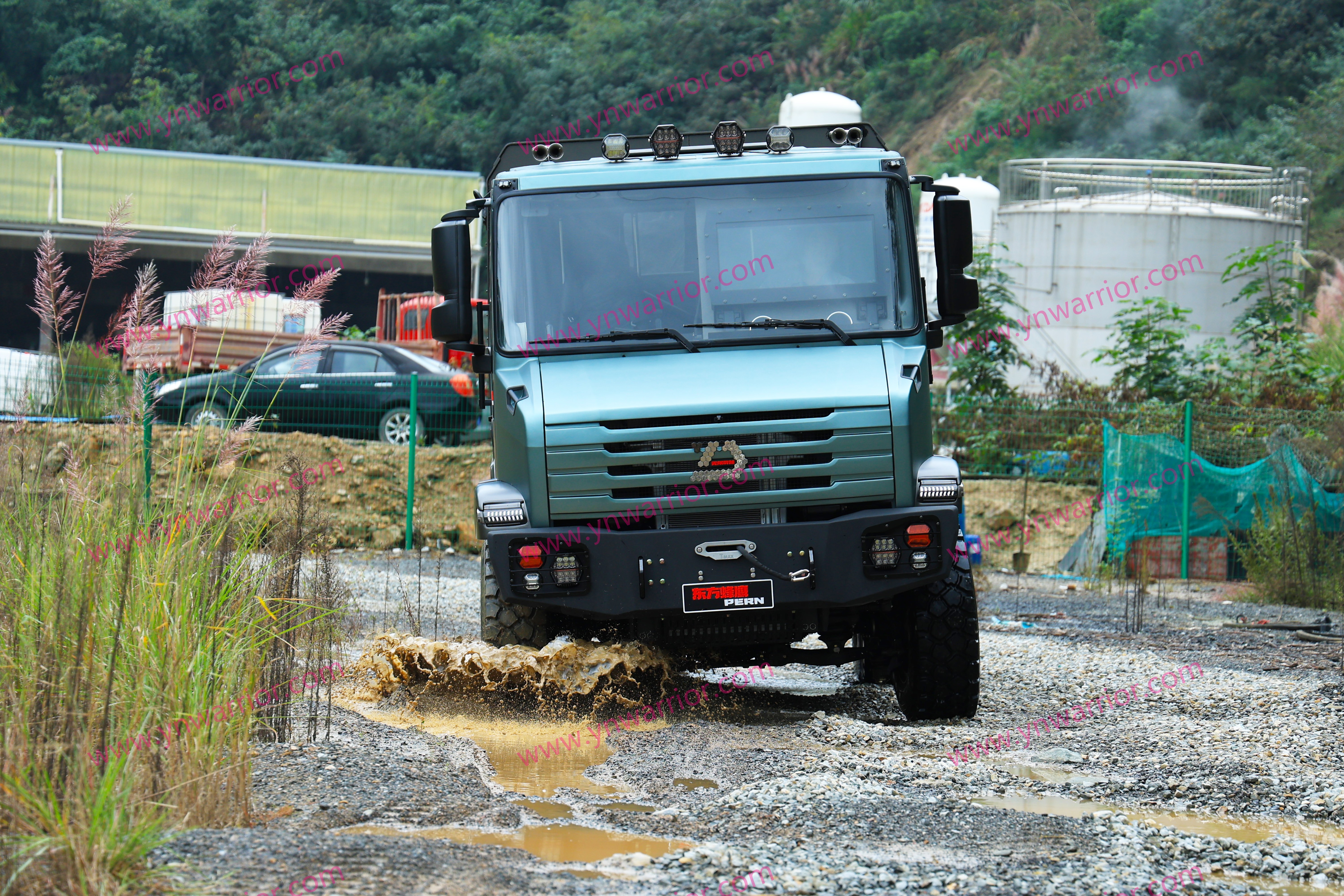 compartimiento cerrado blindado, camión todoterreno 4x4, militar 