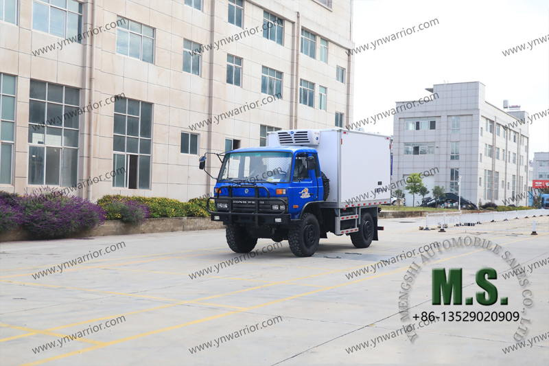 Peso de carga de 2 toneladas Dongfeng 4x4 Refrigerador Camión 