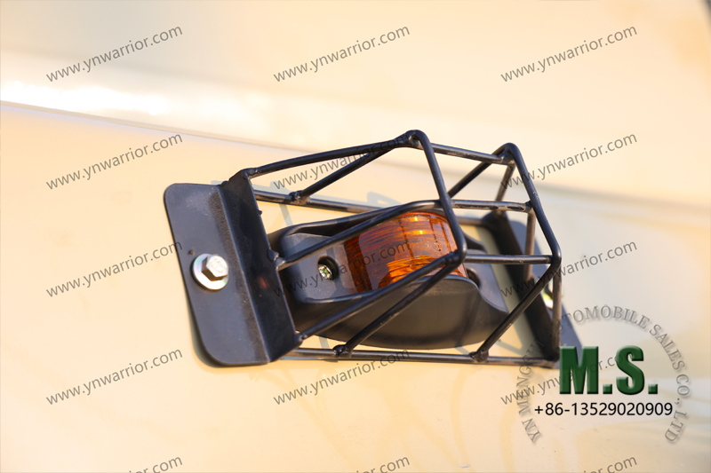 Chasis de cami&oacute;n Dongfeng 6x6 de punta larga con rejilla protectora de cabina convierte la luz de giro 