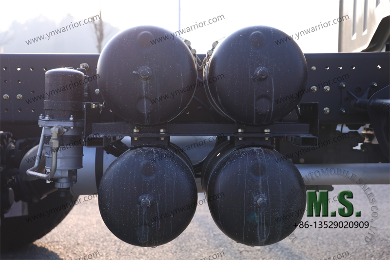 Chasis de cami&oacute;n Dongfeng 6x6 de punta larga con cilindro de freno de aire en cabina 